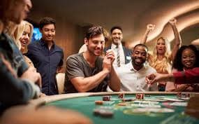 স্মার্টফোনে 9bet login সীমা সেটিংস ব্যবহার করছেন একজন খেলোয়াড়